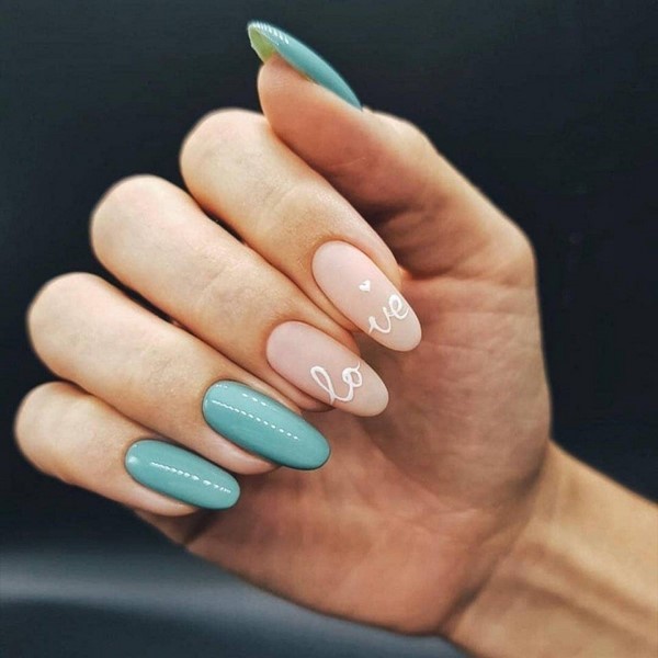 Ongles à la mode avec inscriptions: les meilleures idées et les nouveaux articles de la saison 2025-2026 sur la photo