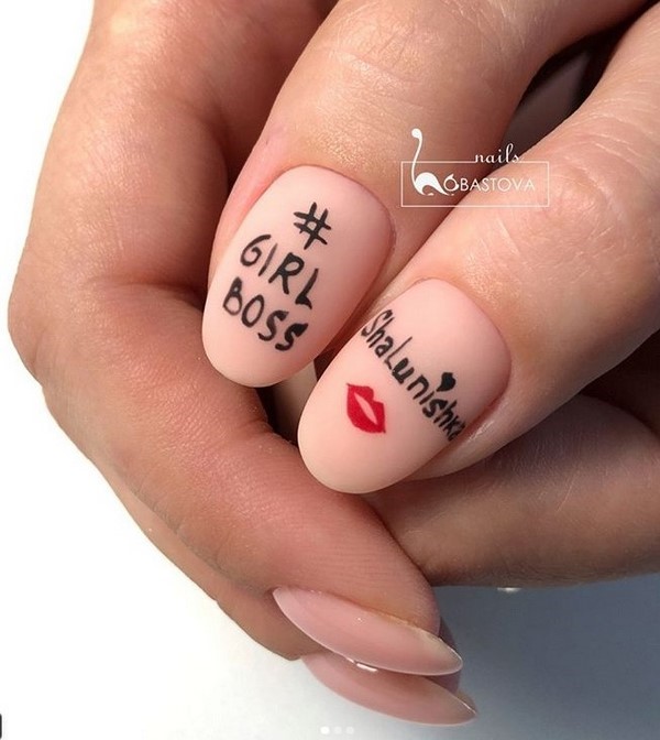 Ongles à la mode avec inscriptions: les meilleures idées et les nouveaux articles de la saison 2025-2026 sur la photo