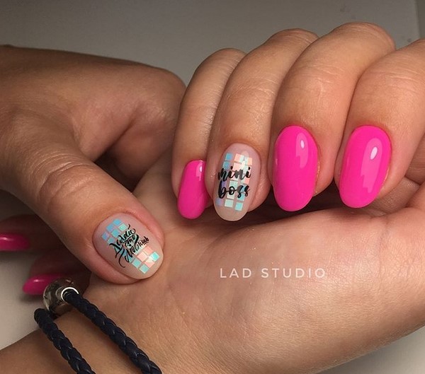 Ongles à la mode avec inscriptions: les meilleures idées et les nouveaux articles de la saison 2025-2026 sur la photo