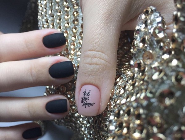 Tendance manucure sombre 2025-2026 - les meilleures tendances de la photo