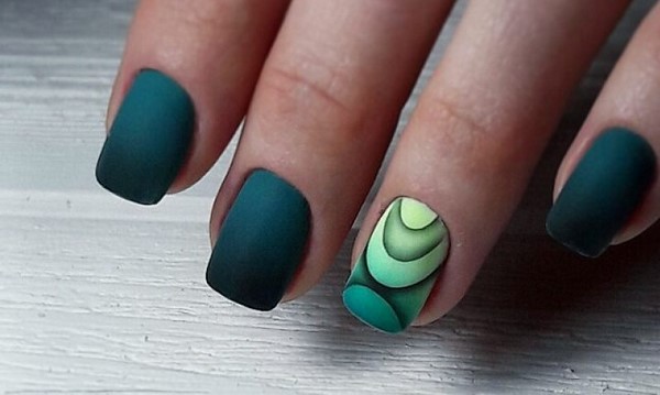 Tendance manucure sombre 2025-2026 - les meilleures tendances de la photo