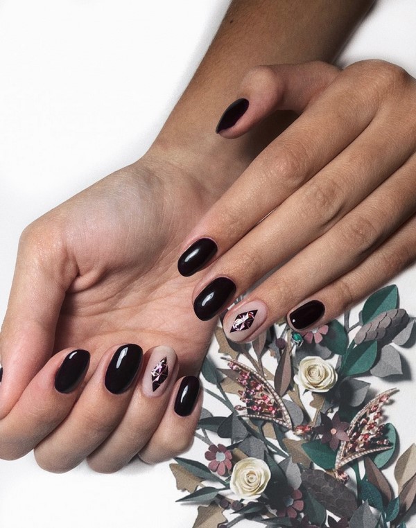 Tendance manucure sombre 2025-2026 - les meilleures tendances de la photo