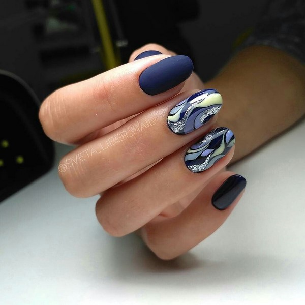 Tendance manucure sombre 2025-2026 - les meilleures tendances de la photo