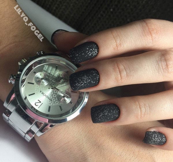 Tendance manucure sombre 2025-2026 - les meilleures tendances de la photo