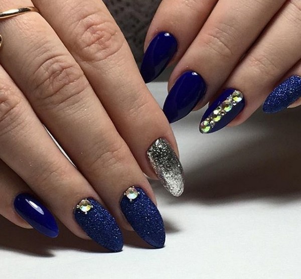 Tendance manucure sombre 2025-2026 - les meilleures tendances de la photo