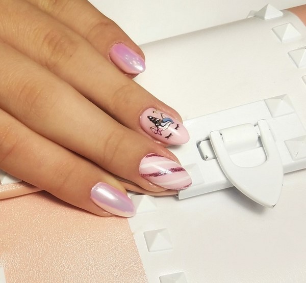 Le meilleur top 15 des tendances du design printanier de la manucure 2025-2026 sur la photo