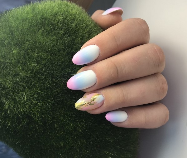 Le meilleur top 15 des tendances du design printanier de la manucure 2025-2026 sur la photo