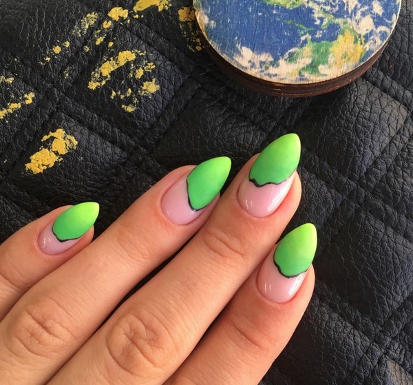 Le meilleur top 15 des tendances du design printanier de la manucure 2025-2026 sur la photo