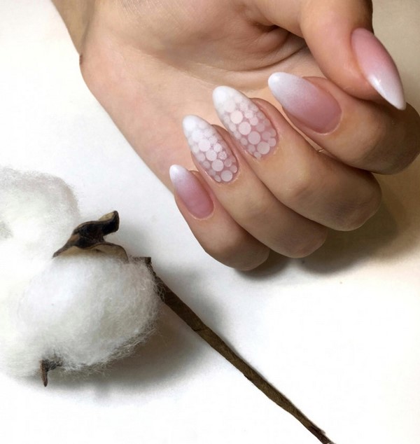 Le meilleur top 15 des tendances du design printanier de la manucure 2025-2026 sur la photo