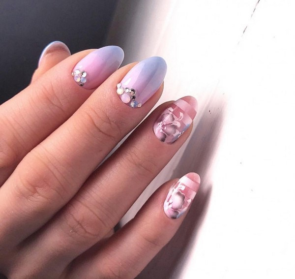 Le meilleur top 15 des tendances du design printanier de la manucure 2025-2026 sur la photo