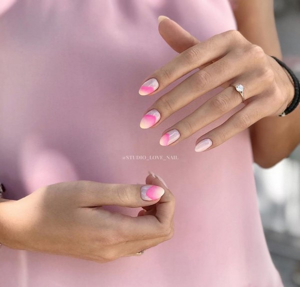 Le meilleur top 15 des tendances du design printanier de la manucure 2025-2026 sur la photo