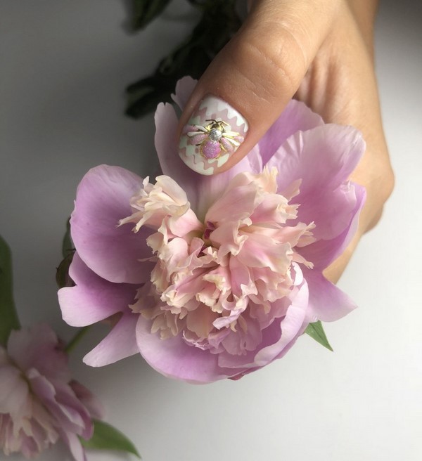 Le meilleur top 15 des tendances du design printanier de la manucure 2025-2026 sur la photo