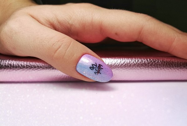 Le meilleur top 15 des tendances du design printanier de la manucure 2025-2026 sur la photo