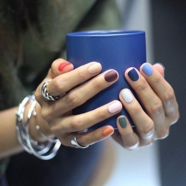 Le meilleur top 15 des tendances du design printanier de la manucure 2025-2026 sur la photo