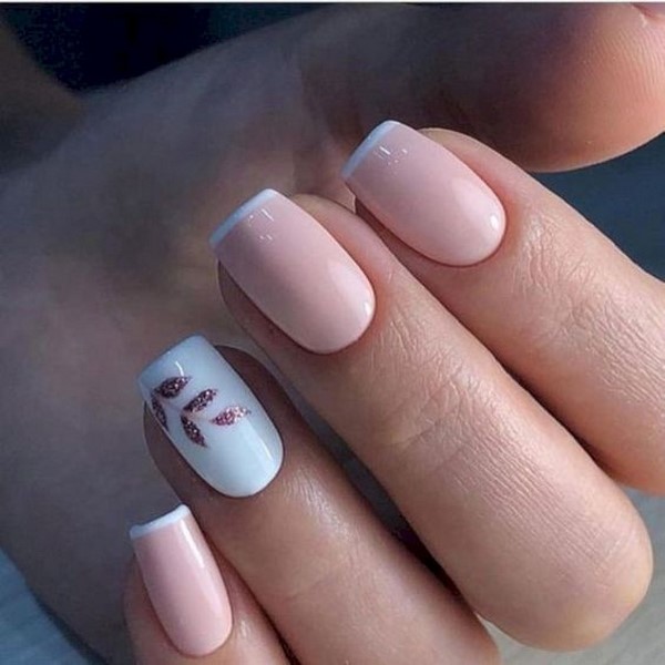 Le meilleur top 15 des tendances du design printanier de la manucure 2025-2026 sur la photo