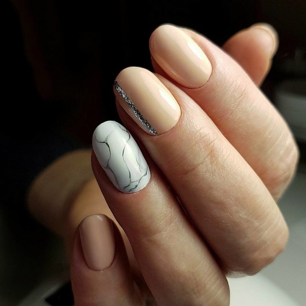 Le meilleur top 15 des tendances du design printanier de la manucure 2025-2026 sur la photo