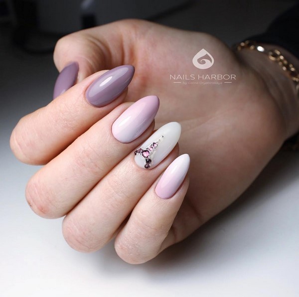 Le meilleur top 15 des tendances du design printanier de la manucure 2025-2026 sur la photo