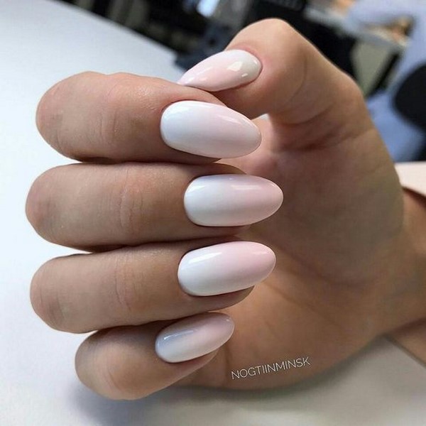 Le meilleur top 15 des tendances du design printanier de la manucure 2025-2026 sur la photo