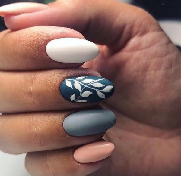 Le meilleur top 15 des tendances du design printanier de la manucure 2025-2026 sur la photo