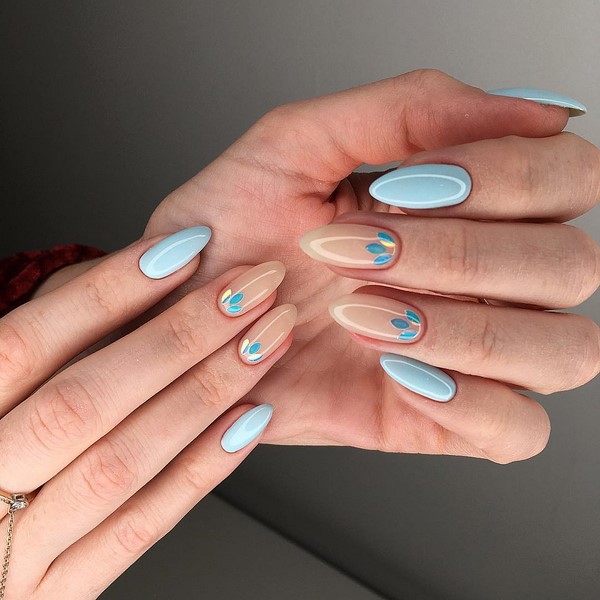 Le meilleur top 15 des tendances du design printanier de la manucure 2025-2026 sur la photo