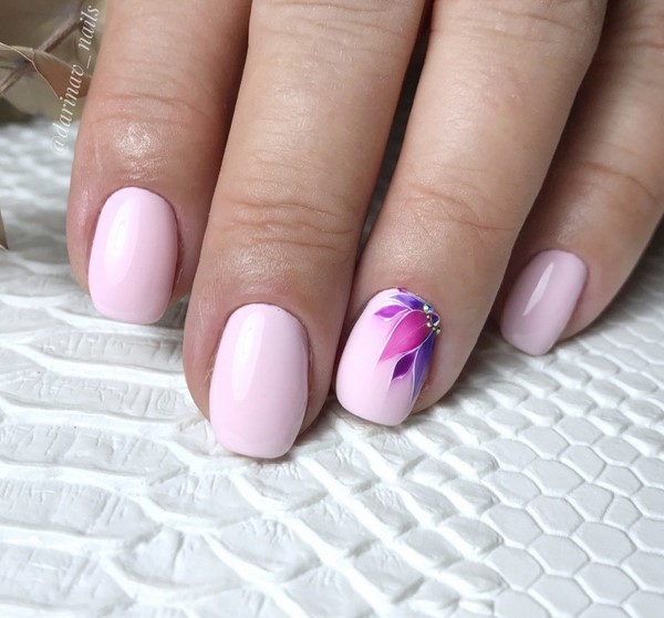 Le meilleur top 15 des tendances du design printanier de la manucure 2025-2026 sur la photo