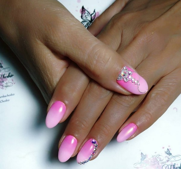 Le meilleur top 15 des tendances du design printanier de la manucure 2025-2026 sur la photo