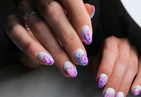 Le meilleur top 15 des tendances du design printanier de la manucure 2025-2026 sur la photo