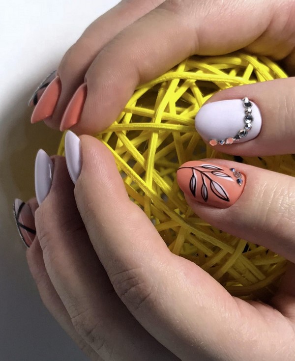 Le meilleur top 15 des tendances du design printanier de la manucure 2025-2026 sur la photo