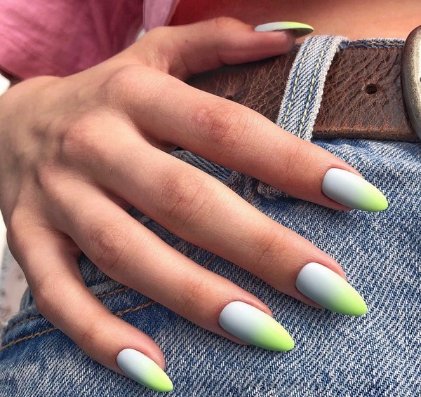 Le meilleur top 15 des tendances du design printanier de la manucure 2025-2026 sur la photo