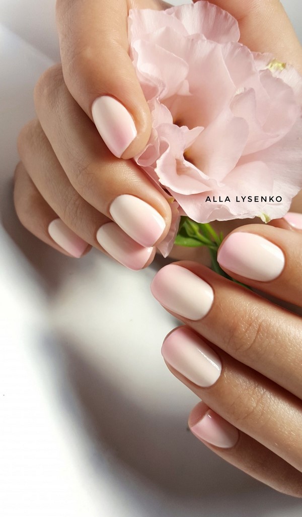 Le meilleur top 15 des tendances du design printanier de la manucure 2025-2026 sur la photo