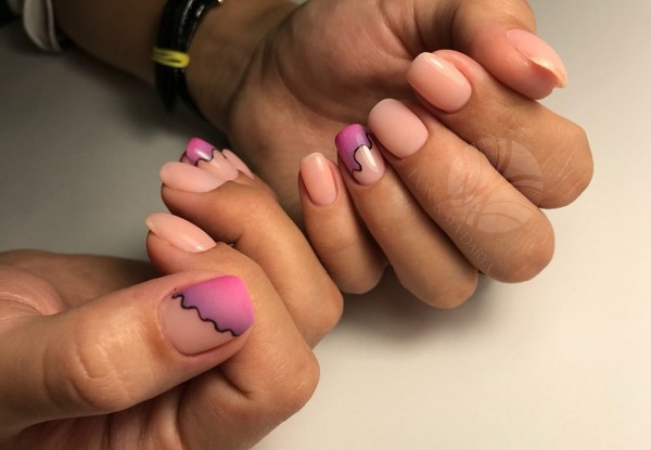 Le meilleur top 15 des tendances du design printanier de la manucure 2025-2026 sur la photo