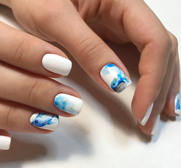 Le meilleur top 15 des tendances du design printanier de la manucure 2025-2026 sur la photo