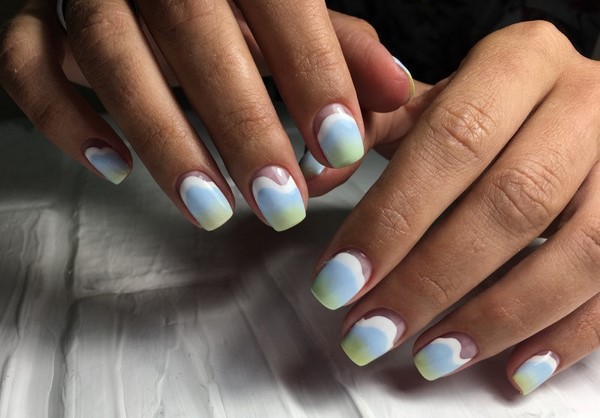 Le meilleur top 15 des tendances du design printanier de la manucure 2025-2026 sur la photo