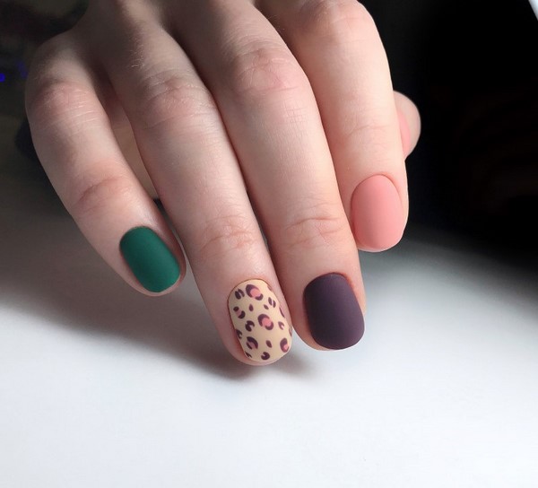 Le meilleur top 15 des tendances du design printanier de la manucure 2025-2026 sur la photo