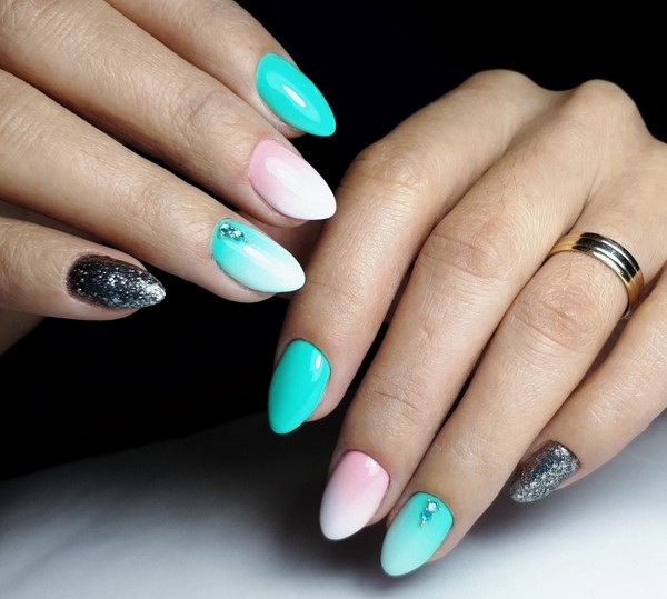 Le meilleur top 15 des tendances du design printanier de la manucure 2025-2026 sur la photo