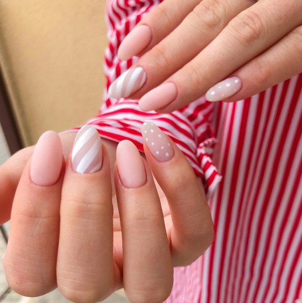 Le meilleur top 15 des tendances du design printanier de la manucure 2025-2026 sur la photo