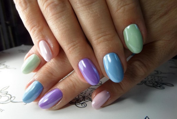 Le meilleur top 15 des tendances du design printanier de la manucure 2025-2026 sur la photo