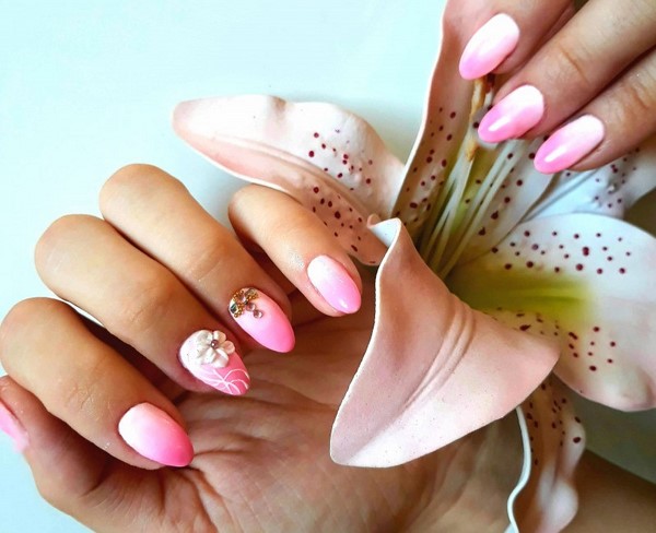 Le meilleur top 15 des tendances du design printanier de la manucure 2025-2026 sur la photo