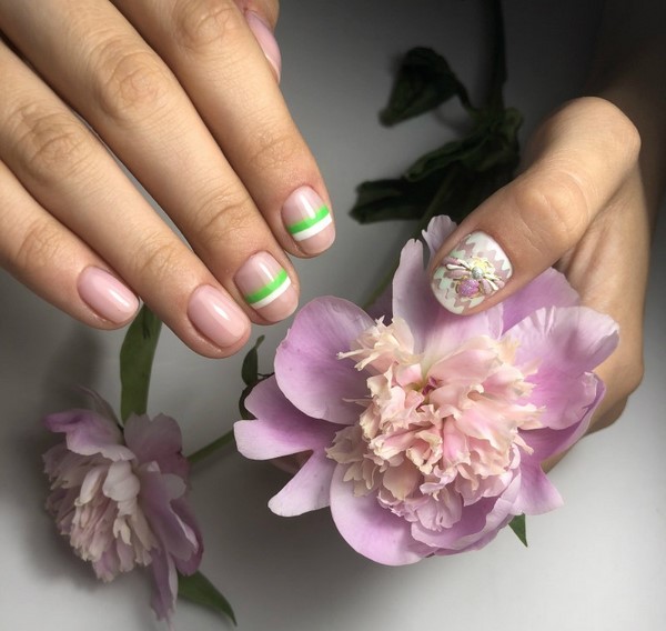 Le meilleur top 15 des tendances du design printanier de la manucure 2025-2026 sur la photo