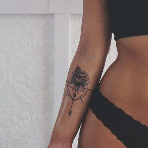 Idées de tatouage créatives 2025-2026 pour les filles - tendances de la mode sur la photo
