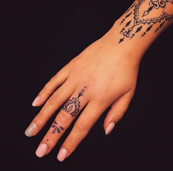 Idées de tatouage créatives 2025-2026 pour les filles - tendances de la mode sur la photo