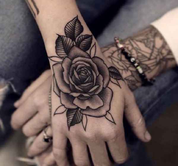 Idées de tatouage créatives 2025-2026 pour les filles - tendances de la mode sur la photo