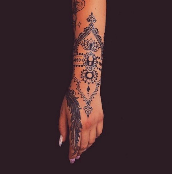 Idées de tatouage créatives 2025-2026 pour les filles - tendances de la mode sur la photo