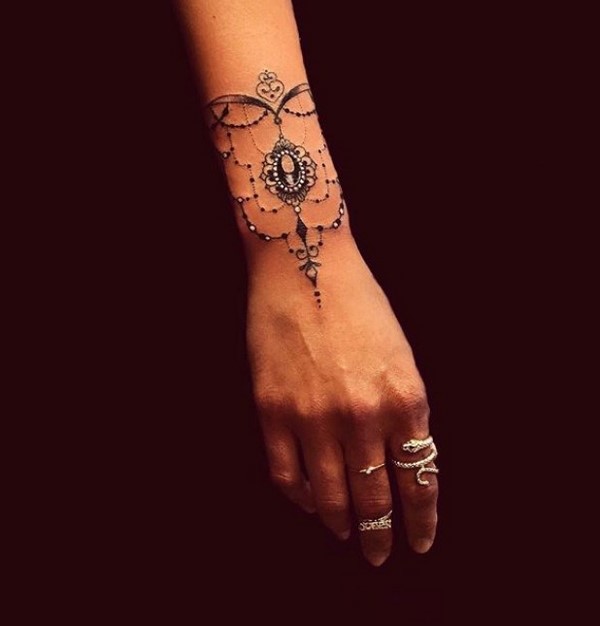 Idées de tatouage créatives 2025-2026 pour les filles - tendances de la mode sur la photo