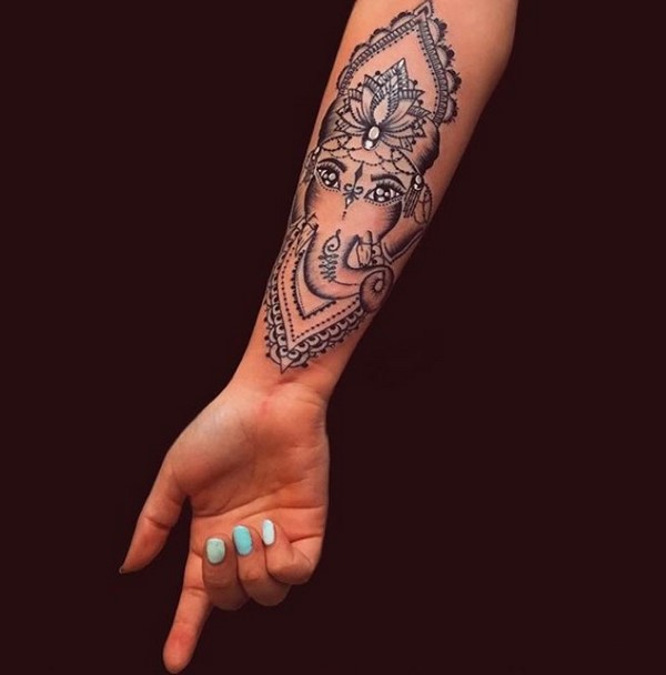 Idées de tatouage créatives 2025-2026 pour les filles - tendances de la mode sur la photo