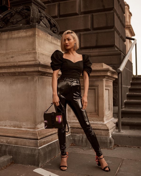 Look noir total dans différents styles: les meilleures images 2025-2026 en noir