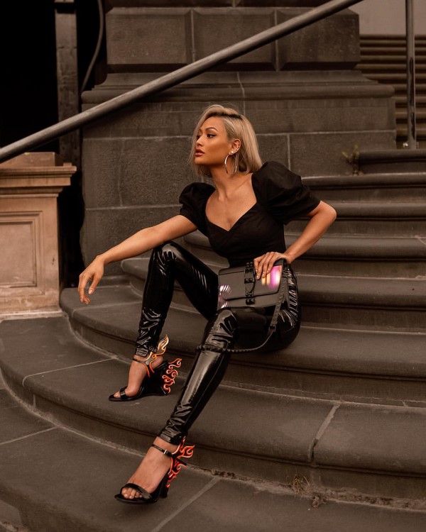 Look noir total dans différents styles: les meilleures images 2025-2026 en noir