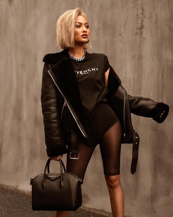 Look noir total dans différents styles: les meilleures images 2025-2026 en noir