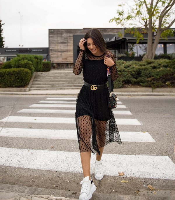 Look noir total dans différents styles: les meilleures images 2025-2026 en noir