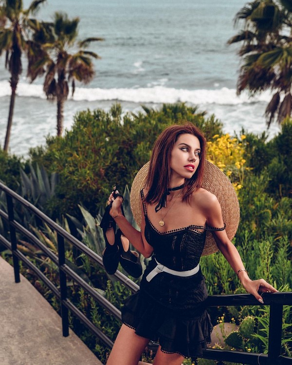 Look noir total dans différents styles: les meilleures images 2025-2026 en noir